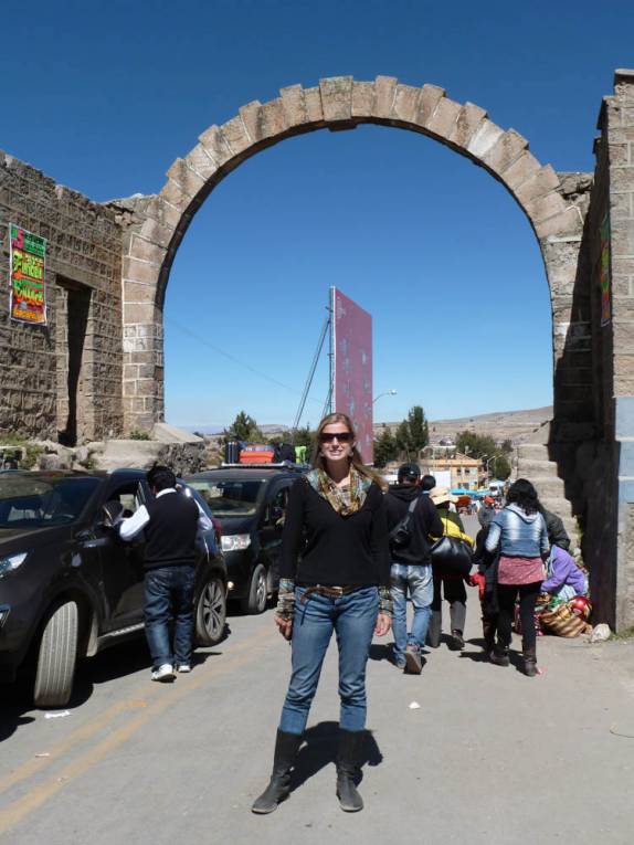Atravessando a fronteira Peru-Bolívia na região de Copacabana